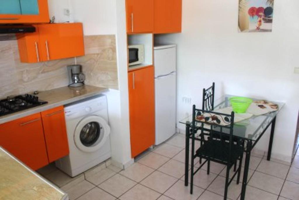 House with one bedroom in Le Gosier with furnished terrace and WiFi 3 km from the beach - image 4